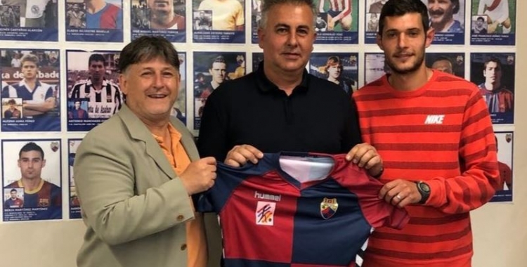 Juanjo Beltran (centre), amb el president del Mercantil, Jordi Grané (esquerre), i Carlos López (dreta), en una imatge d'arxiu | CE Mercantil